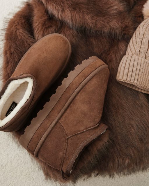 Kto powiedział, że zimą musisz wybierać między stylem a komfortem? Prawdziwa fashionistka wie, że śniegowce to w tym sezonie absolutny power move. To one nadają sylwetce nowoczesnych proporcji i przełamują elegancję wełnianych płaszczy odrobiną miejskiego luzu.
🔍356744
🔍354423
🔍364358
🔍288181
🔍354426
🔍285425
🔍400517