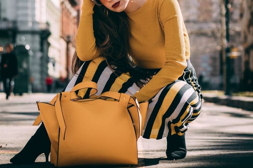 Żółta torebka to hit ostatnich sezonów. Podpowiadamy, jak zbudować z nią modne stylizacje