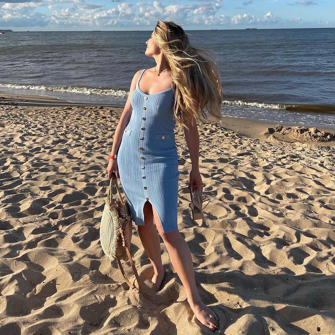 Kto również uwielbia #morze? 😍🏖
@aleksandra_rajewska w sukience Bosney 😍

#born2be #born2bepl #stylnierozmiar #stylenotsize #bluedress #summeroutfit #plaża #morzebałtyckie #gdansk #wakacje #lato #summerstyle #beachvibes #beach #vacation
