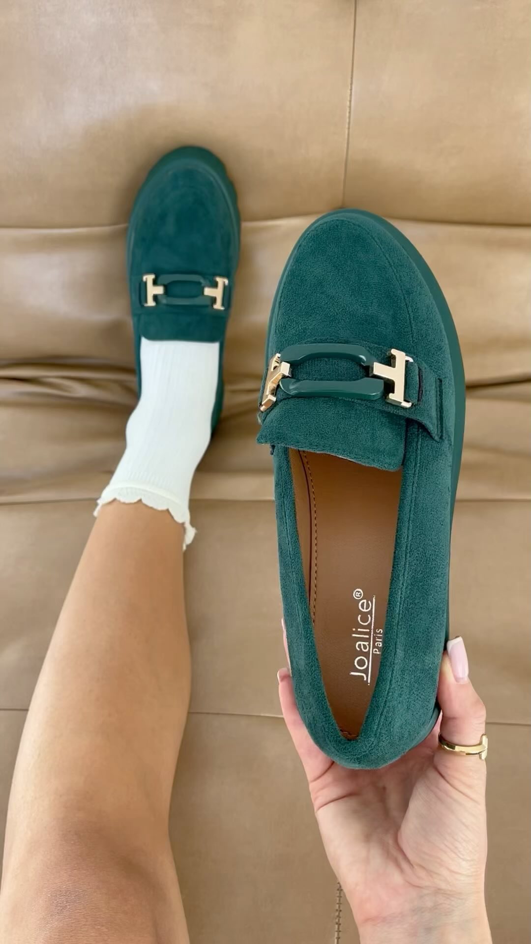 Mokasyny i skarpetki - lubicie ten trend? 🧡
Nam się podoba! 🫶🏻 który kolor wybieracie? 💚
#mokasyny #damskiemokasyny #jesiennestylizacje #jesiennebuty #jesienneklimaty
