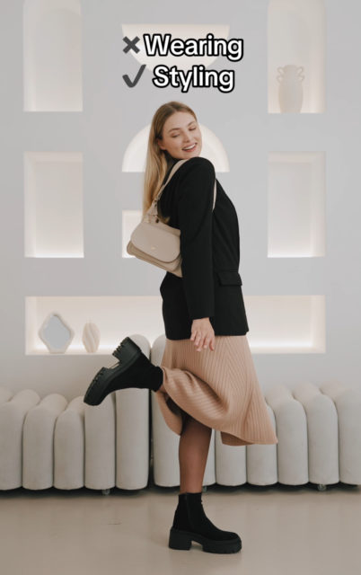 Not just wearing — styling.
Dzianinowa sukienka, marynarka i ten nieoczywisty balans między biurem a luzem po godzinach.
Minimalizm, który wygląda, jakbyś się nie starała — choć wszystko jest dopracowane. ✨
🔍 botki 398328
🔍 sukienka 346682
🔍 marynarka 269637