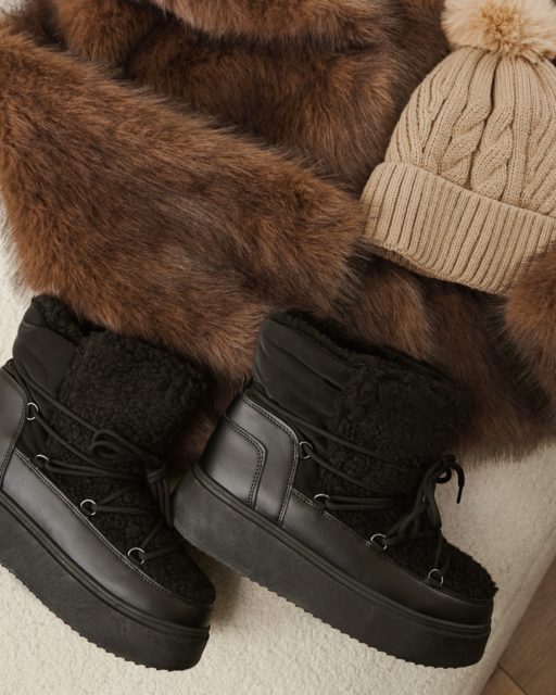 Czarny total look buduje czystą, neutralną bazę, a brązowe trapery dodają jej praktycznego, miejskiego charakteru. Bez kontrastów na siłę i bez zbędnych akcentów. Prosty wybór, który dobrze działa w codziennym rytmie miasta.
🔍399656