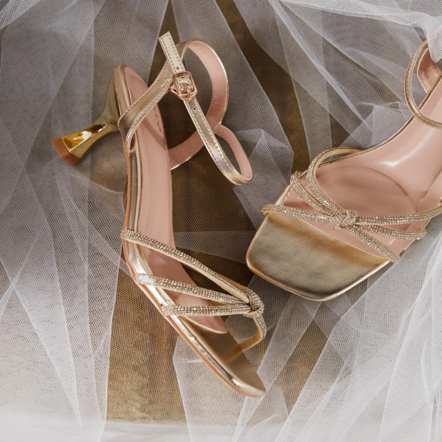 Jeśli Twój ślubny look ma lśnić, te sandałki są stworzone dla Ciebie. To połączenie biżuteryjnego kunsztu z nowoczesnym designem, które sprawi, że poczujesz się wyjątkowo od pierwszego kroku.
🔍https://born2be.pro/4b2A8OA