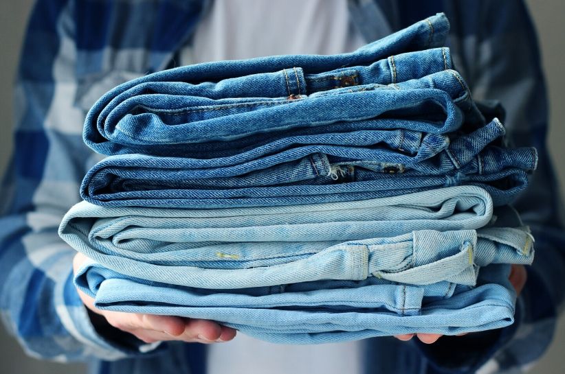 Jak zafarbować spodnie? Poznaj sprawdzone sposoby na farbowanie spodni