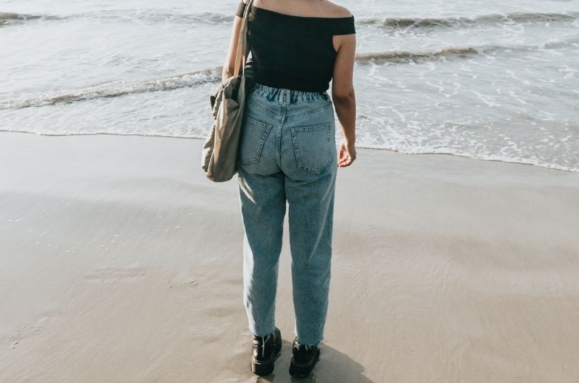 Mom jeans – jak budować stylizacje z takimi spodniami?