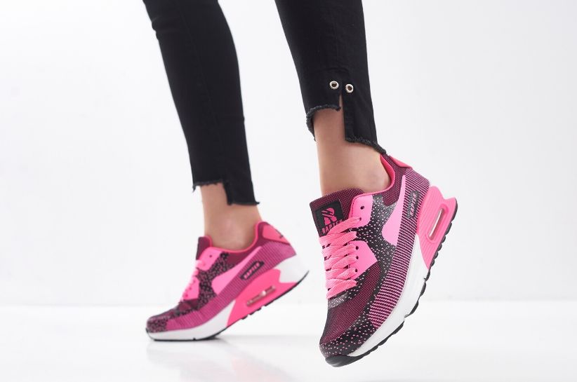 Stylizacje z różowymi sneakersami – musisz je wypróbować!