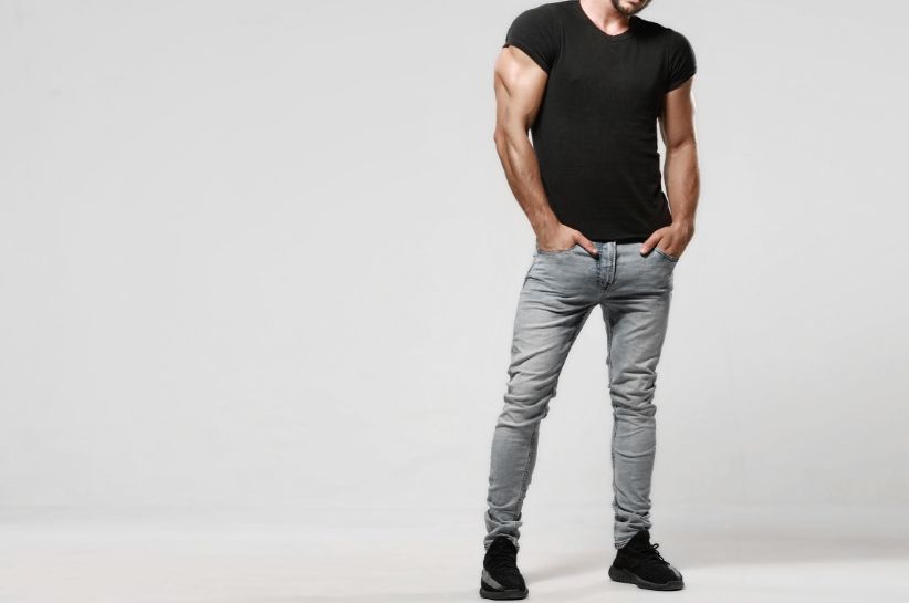szare jeansy męskie stylizacje