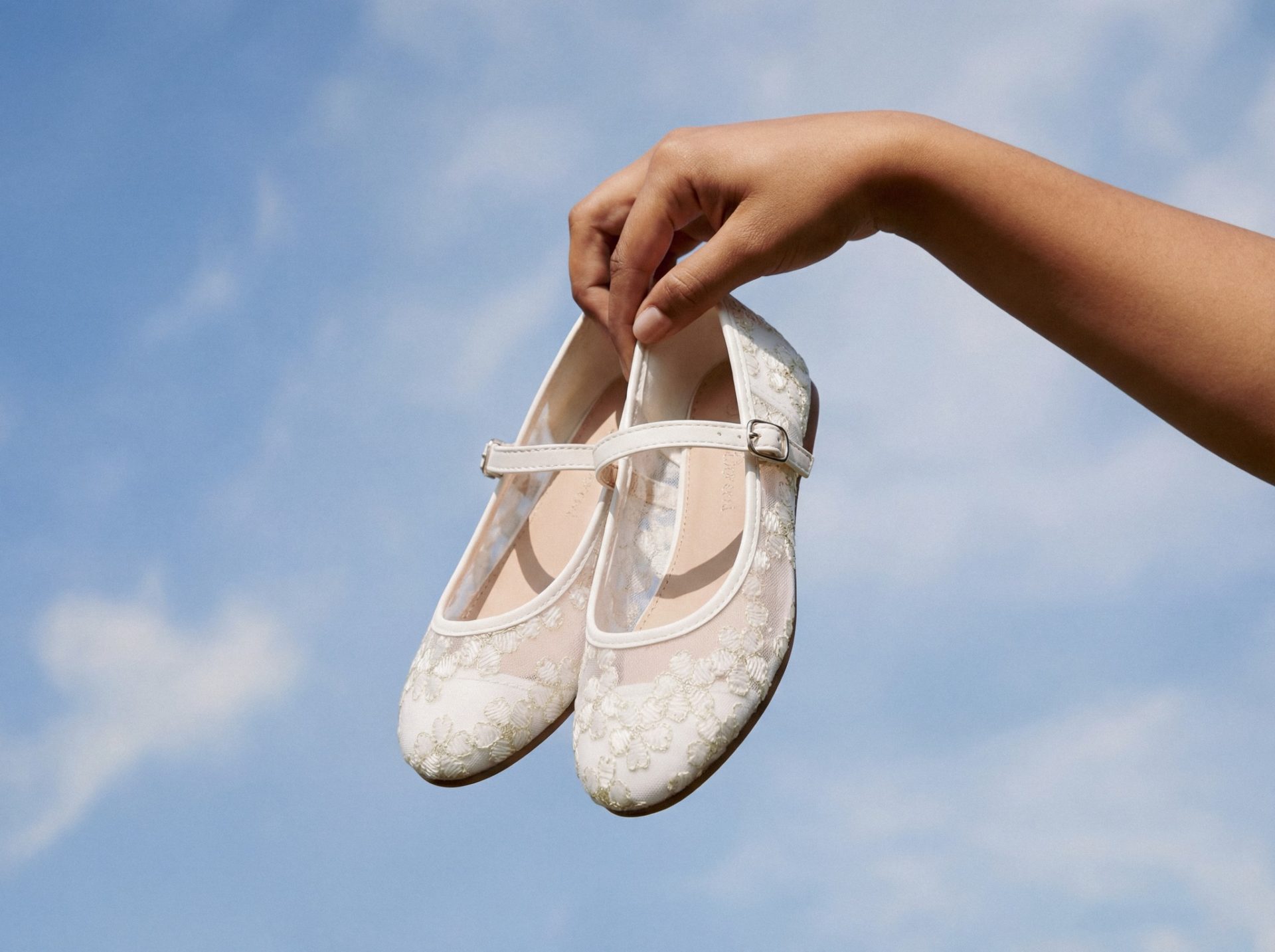 Dla małych księżniczek w wielkim dniu 🤍
Delikatne balerinki komunijne, które dopełnią każdą białą stylizację na wyjątkową okazję. ✨Balerinki Elorea: 403631