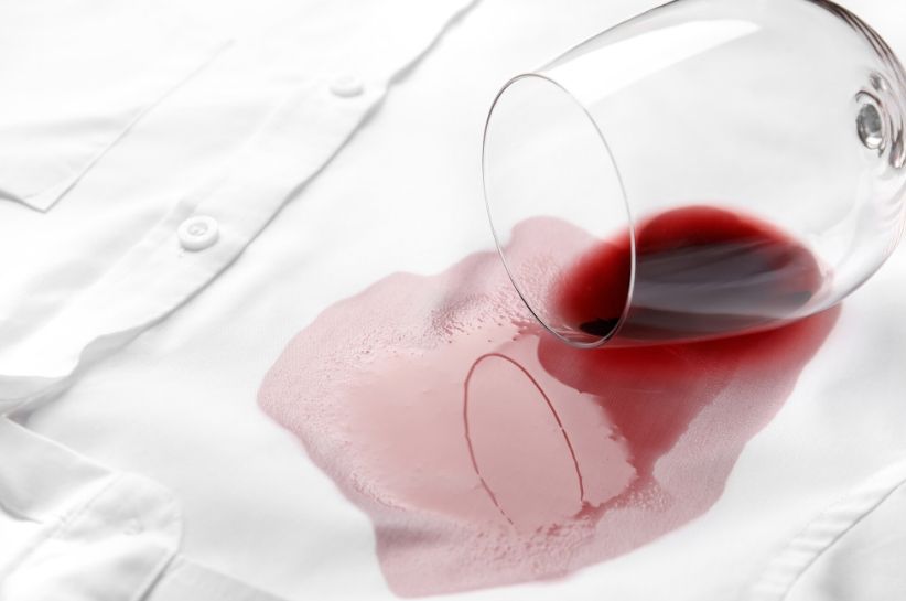 Jak usunąć plamy z wina? Skuteczne sposoby na wybielanie plam z czerwonego wina