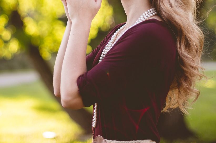 Retro dodatek w nowoczesnej odsłonie – poznaj topowe stylizacje z perłami