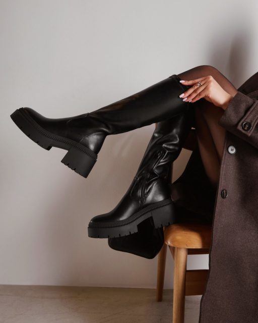 Długie kozaki na platformie to absolutny hit sezonu. My uwielbiamy je za to, jak optycznie wydłużają nogi i dodają „pazura” nawet najprostszym zestawom.
🔍https://born2be.pro/4a7uY2a