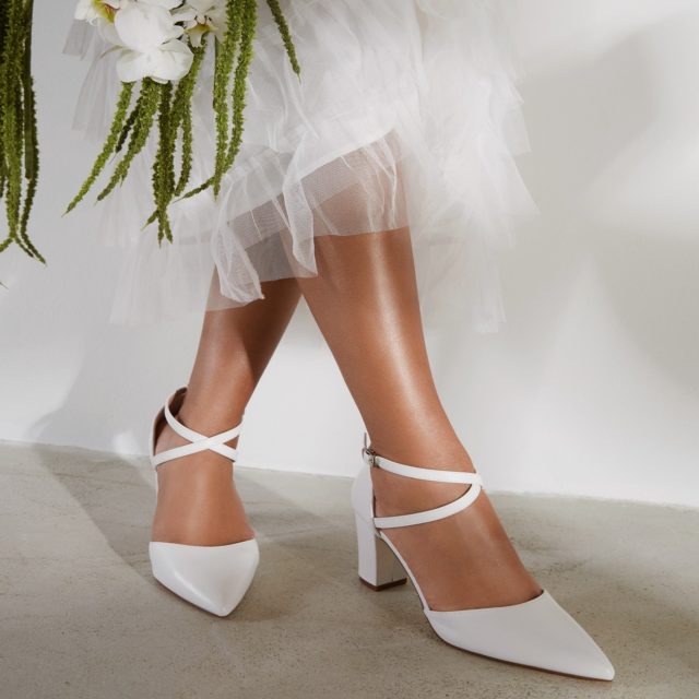 W dniu ślubu każdy detal ma znaczenie, a buty to coś więcej niż tylko dodatek. To Twoja pewność siebie przy ołtarzu i wygoda podczas pierwszego tańca aż do białego rana🕊️Nasze białe czółenka na stabilnym słupku z subtelnym wiązaniem wokół kostki to połączenie klasycznej elegancji z nowoczesnym sznytem.
🔍364718