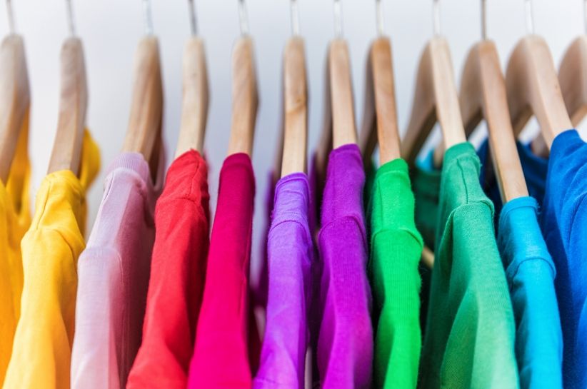 Jak przywrócić kolor ubraniom? Poznaj sprawdzone i skuteczne sposoby!
