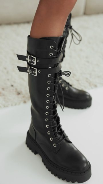 Na cały sezon – botki, które zostają z Tobą dłużej niż jesień. 🍂➡️❄️
Wygodne, stylowe i odporne na pierwsze zimowe chłody ✨
🔍 botki 398313
🔍 spódnica 339905
🔍 kardigan 366432
🔍 golf 364024