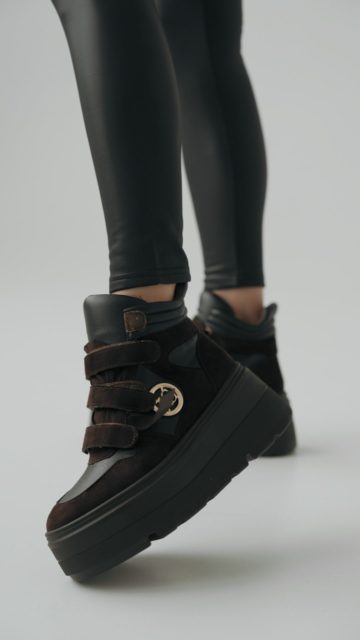 Na cały sezon – botki, które nie znają pojęcia „koniec jesieni”. 🍂
Ciepłe wnętrze, solidna podeszwa i styl, który pasuje do wszystkiego.
Od październikowych spacerów po grudniowe poranki – one zawsze wyglądają dobrze. ✨
🔍 botki  398757
🔍 leginsy 349807
🔍 kurtka 360104