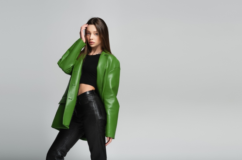 Spodnie woskowane – stylizacje, które Cię wyróżnią!