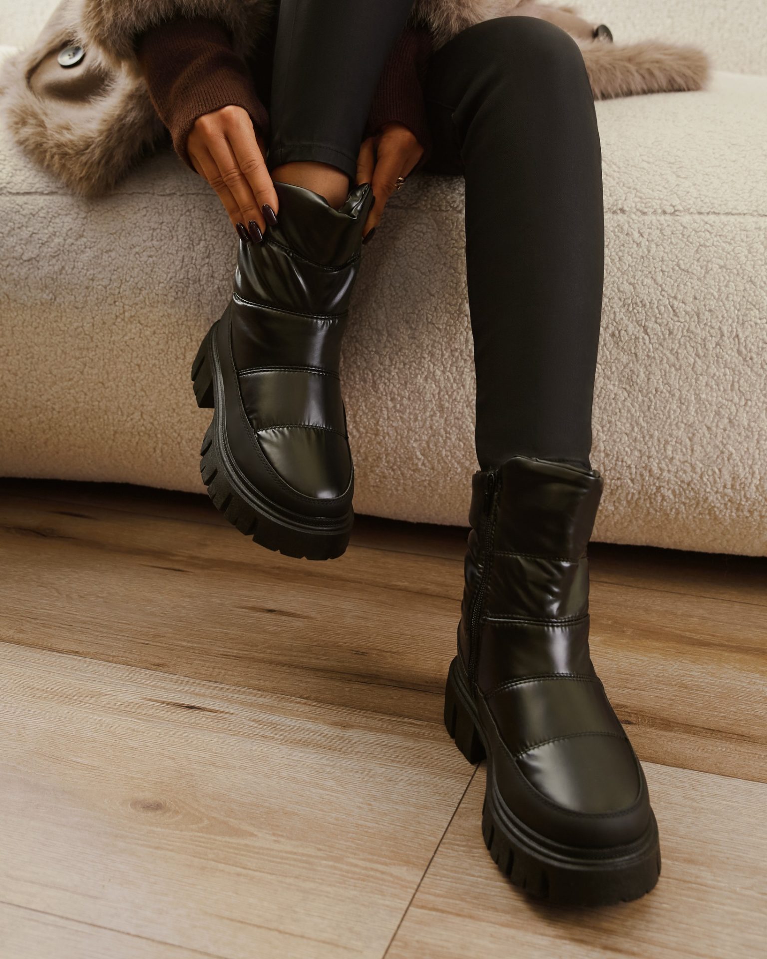 Postaw na mocny akcent w swojej zimowej szafie. Pikowanie to detal, który dominuje w tym sezonie – my kochamy go w wersji na butach! Jak oceniasz ten zestaw w skali 1-10?🔍https://born2be.pro/4b7ax7U