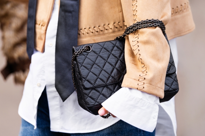 Stylizacje z pikowaną torebką – do czego nosimy ją w tym sezonie?