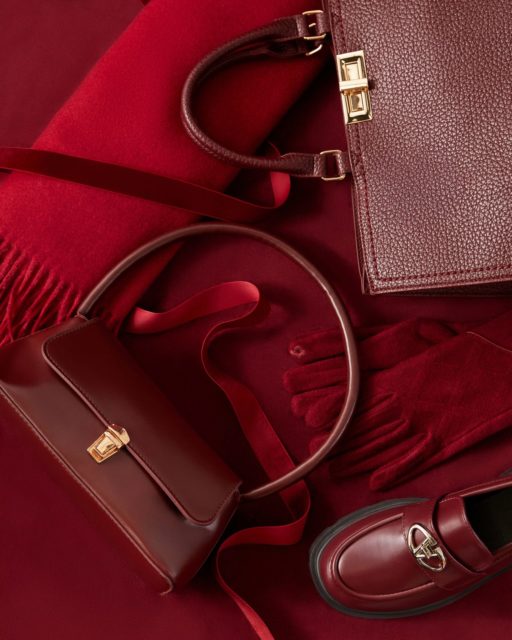 Czasem nie potrzebujesz nowej stylizacji. Wystarczą dodatki.
Głęboki burgund dodaje charakteru, elegancji i robi efekt „dopieszczonego looku” bez przesady. To ten moment, kiedy proste ubrania zaczynają wyglądać bardziej premium, a całość nabiera wyrazu.