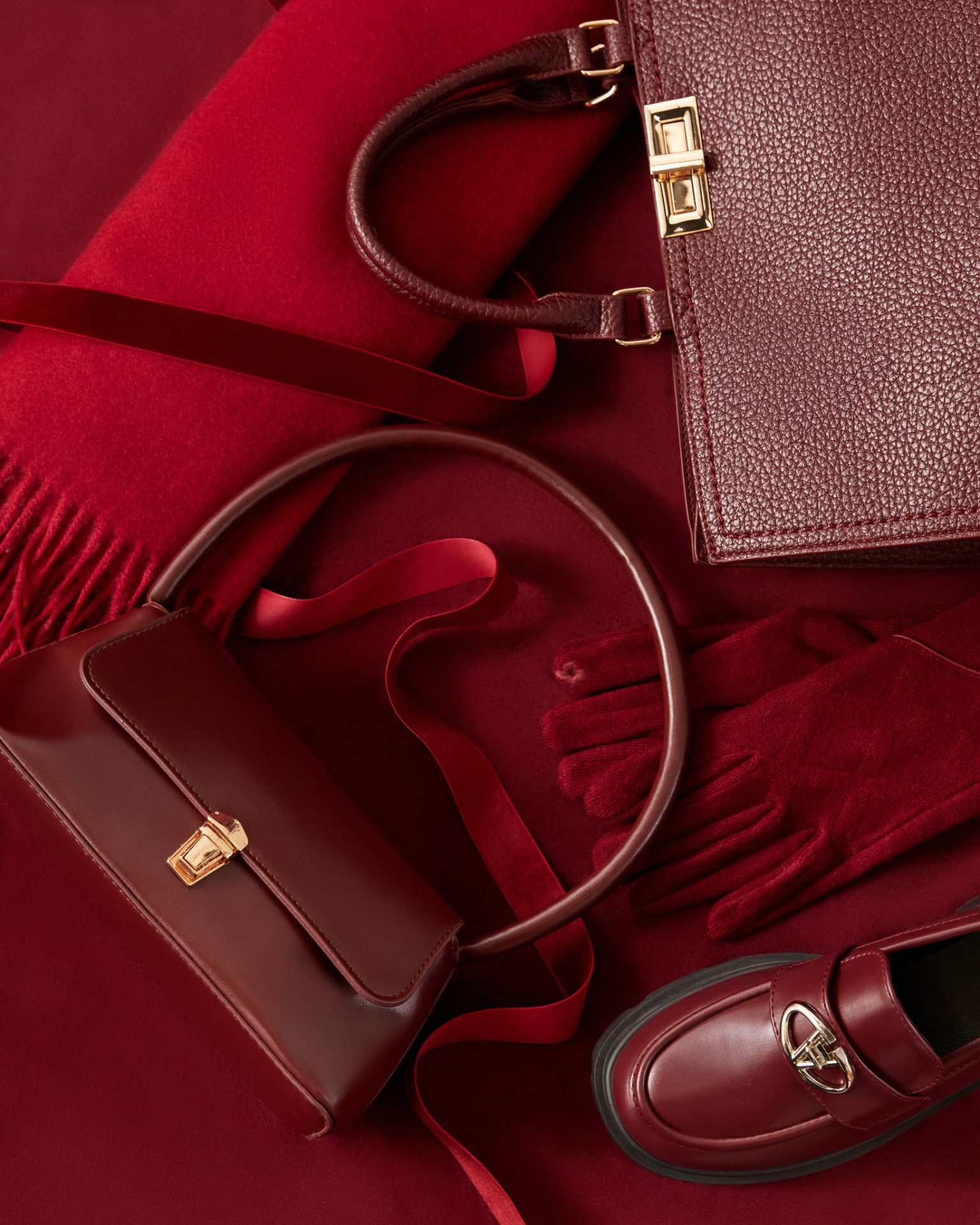 Czasem nie potrzebujesz nowej stylizacji. Wystarczą dodatki.
Głęboki burgund dodaje charakteru, elegancji i robi efekt „dopieszczonego looku” bez przesady. To ten moment, kiedy proste ubrania zaczynają wyglądać bardziej premium, a całość nabiera wyrazu.