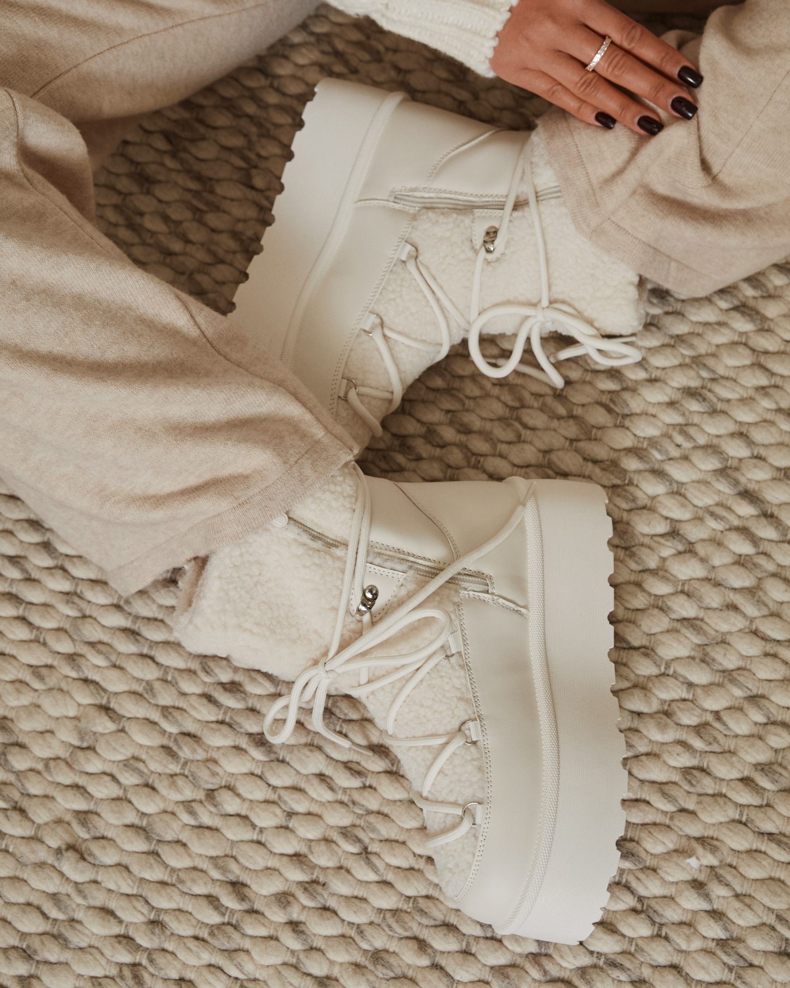 Zima w jasnym wydaniu.
Te śniegowce to połączenie ciepła, wygody i stylu, który rozjaśnia zimowe stylizacje. Miękkie wnętrze otula stopy, a solidna podeszwa sprawdzi się nawet w chłodne, śliskie dni. Idealne na codzienne wyjścia, gdy chcesz czuć komfort i wyglądać dobrze.🔍354427