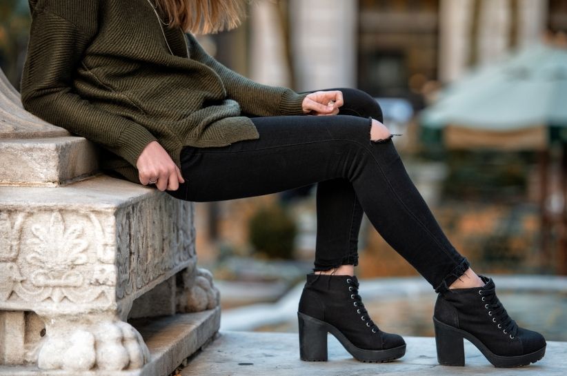 Jak modnie nosić czarne jeansy? Buduj stylizacje, które zachwycają