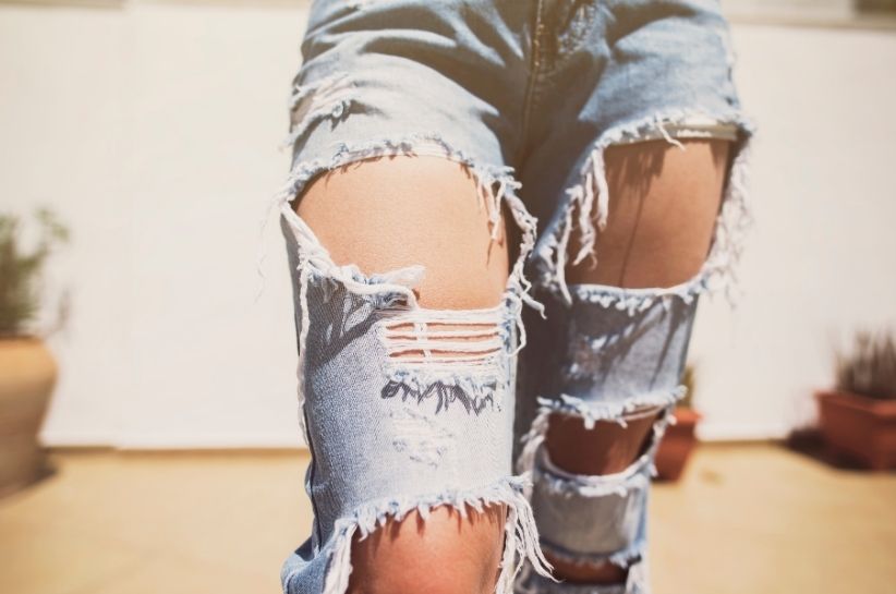 Jak nosić jeansy z dziurami? Nasze propozycje na stylizacje