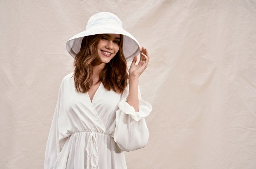 Stylizacje z białą sukienką – sprawdź, jakie dodatki najlepiej do niej pasują