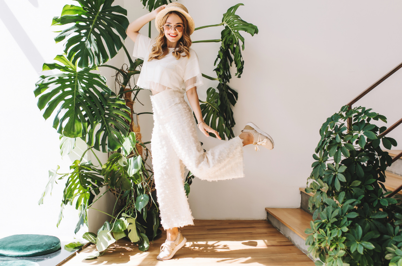 Białe spodnie damskie – stylizacje eleganckie i na co dzień