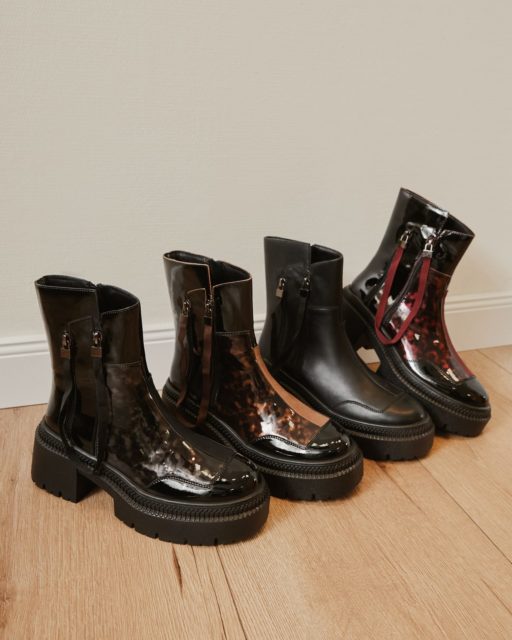 Na pierwszy rzut oka – klasyka.
Z bliska – totalny statement.
Lakierowane workery, które odbijają światło i przyciągają spojrzenia.
Nie musisz wybierać między wygodą a efektem „wow” – masz jedno i drugie. ⚡🖤
🔍 399347