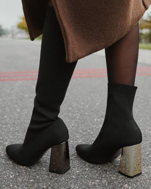 Kiedy klasyka spotyka nowoczesność — efekt zawsze jest spektakularny.
Elastyczna cholewka otula nogę, a metaliczny obcas dodaje mocy każdemu krokowi.
Kozaki, które podkreślają kobiecość i pewność siebie — dokładnie tak, jak lubisz. 💫
🔍 botki 400122
🔍 kozaki 399957