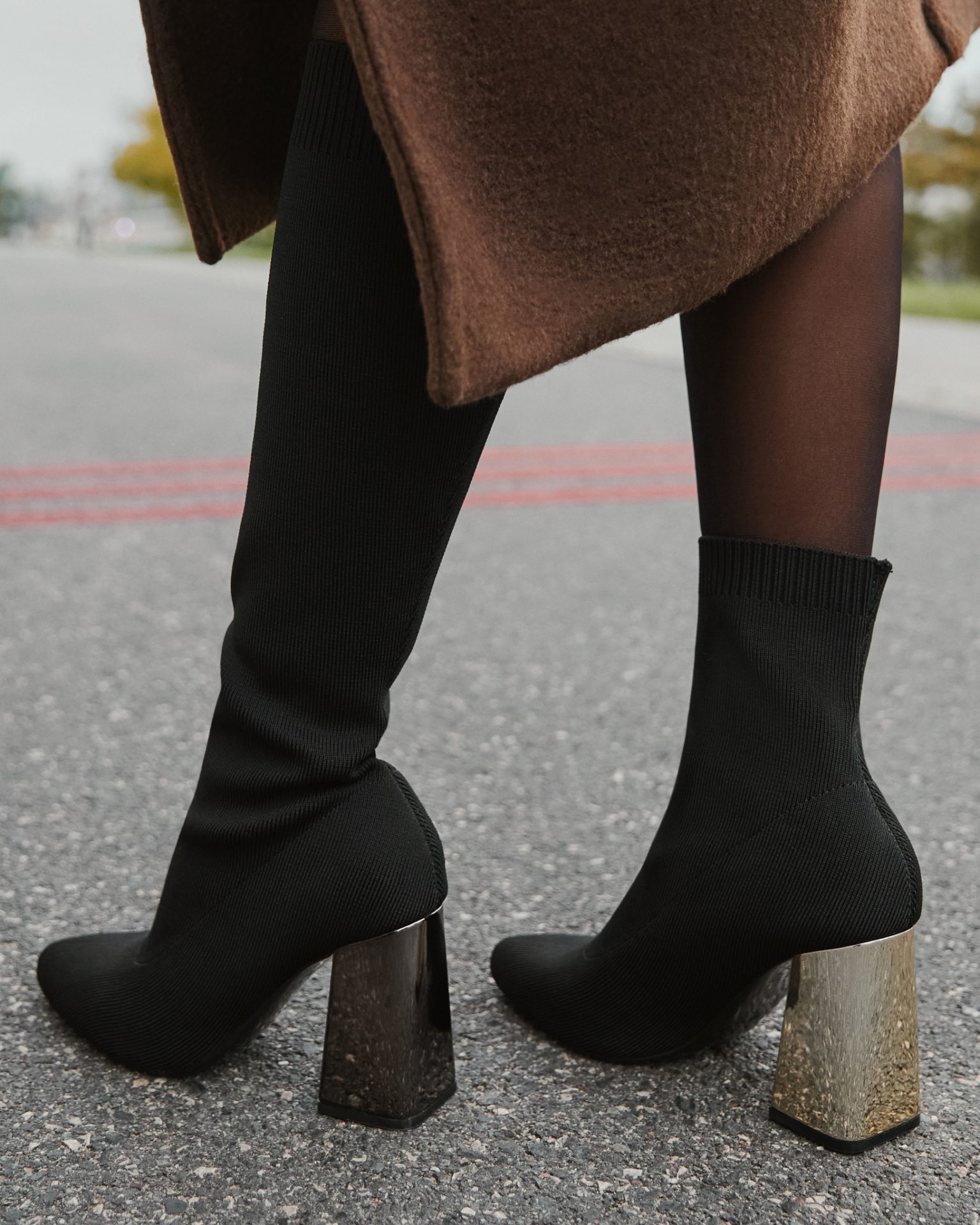 Kiedy klasyka spotyka nowoczesność — efekt zawsze jest spektakularny.
Elastyczna cholewka otula nogę, a metaliczny obcas dodaje mocy każdemu krokowi.
Kozaki, które podkreślają kobiecość i pewność siebie — dokładnie tak, jak lubisz. 💫
🔍 botki 400122
🔍 kozaki 399957