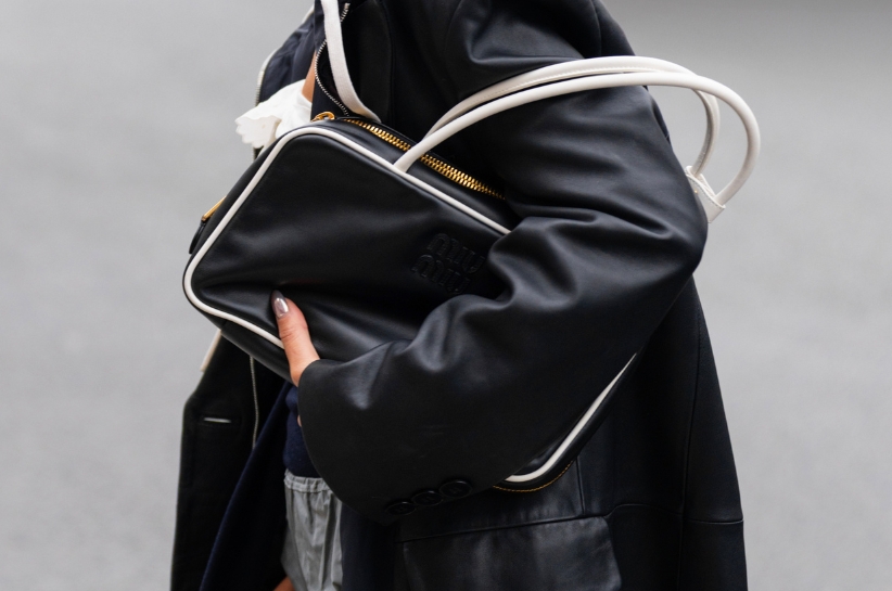 Stylizacje z czarną kurtką zimową. Jak dobierać dodatki, by wyglądać stylowo i czuć się komfortowo?