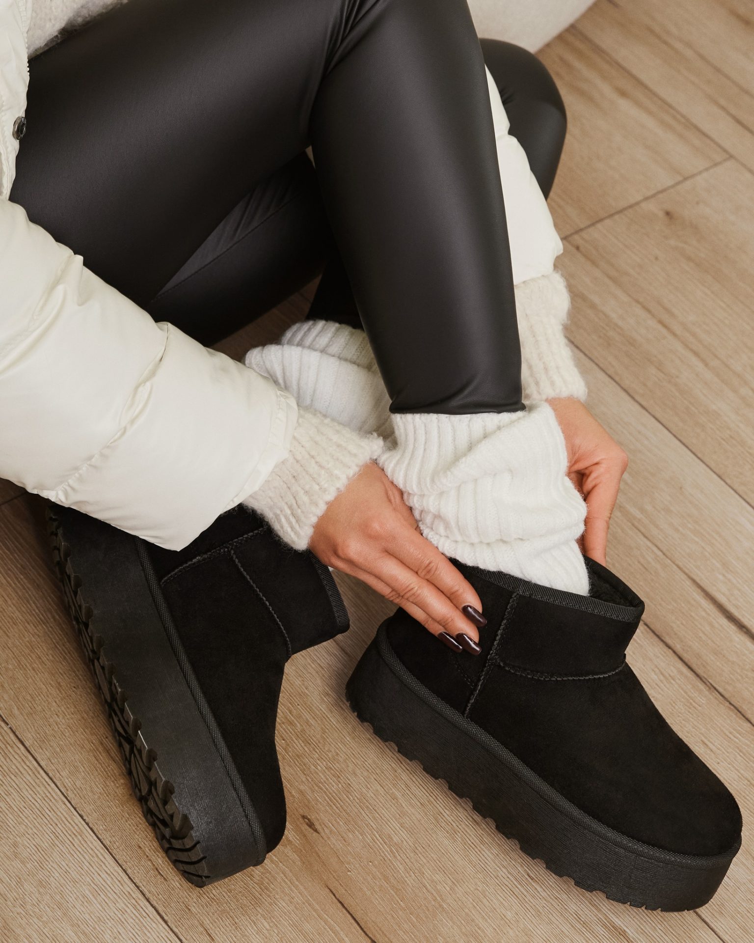 Klasyka w najprzytulniejszym wydaniu. Te botki to jak ciepły kocyk dla Twoich stóp – idealne na mroźne poranki i długie, zimowe spacery. W połączeniu z grubymi skarpetami tworzą zestaw, z którego nie będziesz chciała rezygnować aż do wiosny.Z jaką stylizacje.ą je zestawisz?
🔍285452