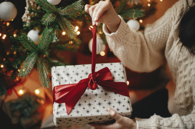 Znajdź praktyczny prezent na Mikołajki i Święta – wybieramy stylowe upominki