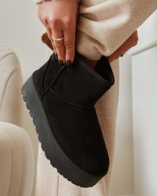 Zima to nie tylko warstwy i ciemne kolory. To też przestrzeń na wygodne, wyraziste formy, które przełamują rutynę i sprawiają, że codzienne stylizacje nabierają nowej energii.🔍349892