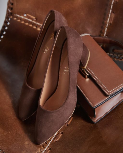 Szukasz zestawu, który „zrobi” całą stylizację? Mamy go na born2be.pl!
Postaw na nasz super set - brązowe, zamszowe czółenka na słupku i strukturalną torebkę. To klasyka, która dzięki nowoczesnej formie nabiera wyjątkowego charakteru, a co najważniejsze, pasuje do wszystkiego!🔍👡398337