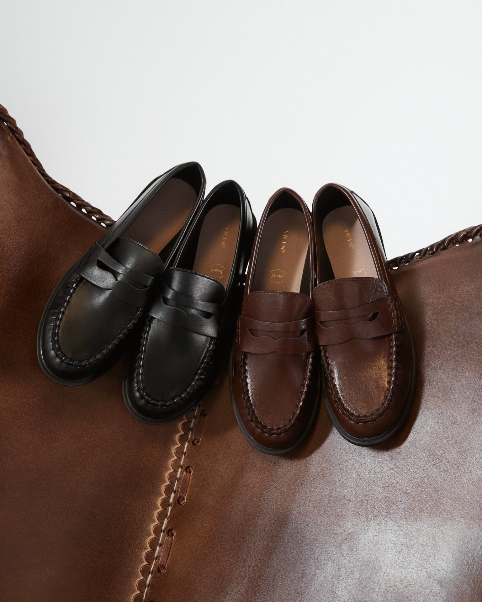 Klasyka, która zawsze wraca do gry.
Loafersy w odcieniach czerni i czekoladowego brązu to modele, które łączą elegancję z codzienną wygodą. Ponadczasowa forma, minimalistyczne wykończenie i kolory, które dopasują się do każdej garderoby.
To para, która robi stylizację — bez zbędnego wysiłku.