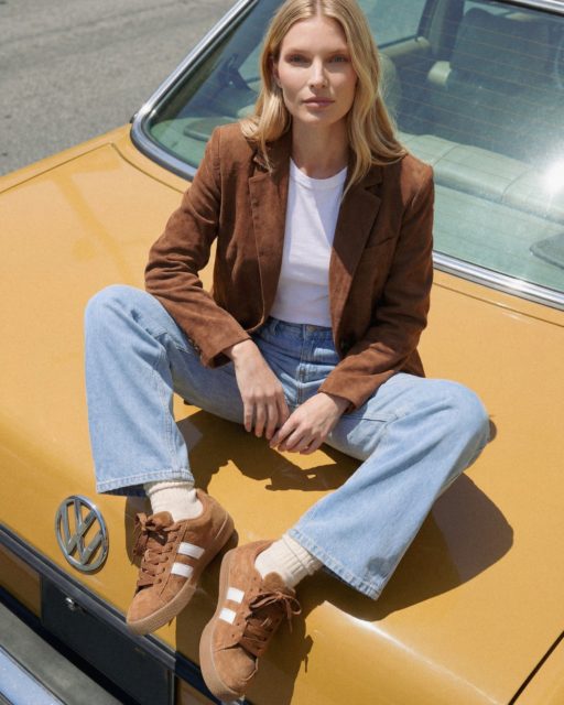 Denim, słońce i sneakersy, które robią całą stylizację.
Modele z naszej wiosennej kolekcji łączą swobodny, miejski styl z wygodą, która sprawdza się każdego dnia. Neutralne kolory, ponadczasowy design i lekkość, dzięki której możesz iść przez dzień dokładnie w swoim tempie.
Wiosna? Zaczynamy stylowo.