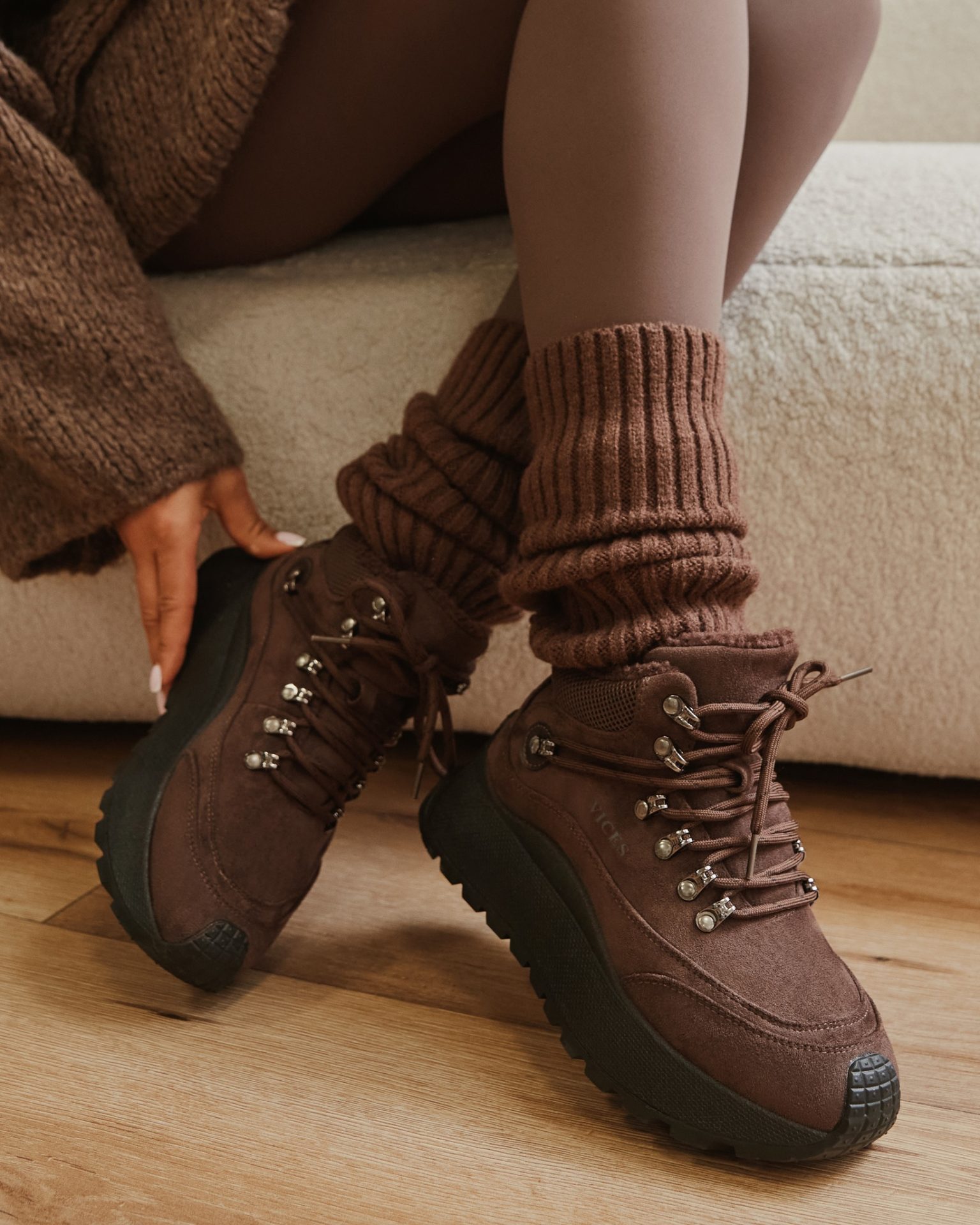 Gotowa na chłodne dni, ale bez rezygnacji z stylu? 🍫
Ciepłe odcienie, miękkie materiały i buty, które otulają komfortem przy każdym kroku.
Idealny balans między cozy a chic ✨
🔍 399665