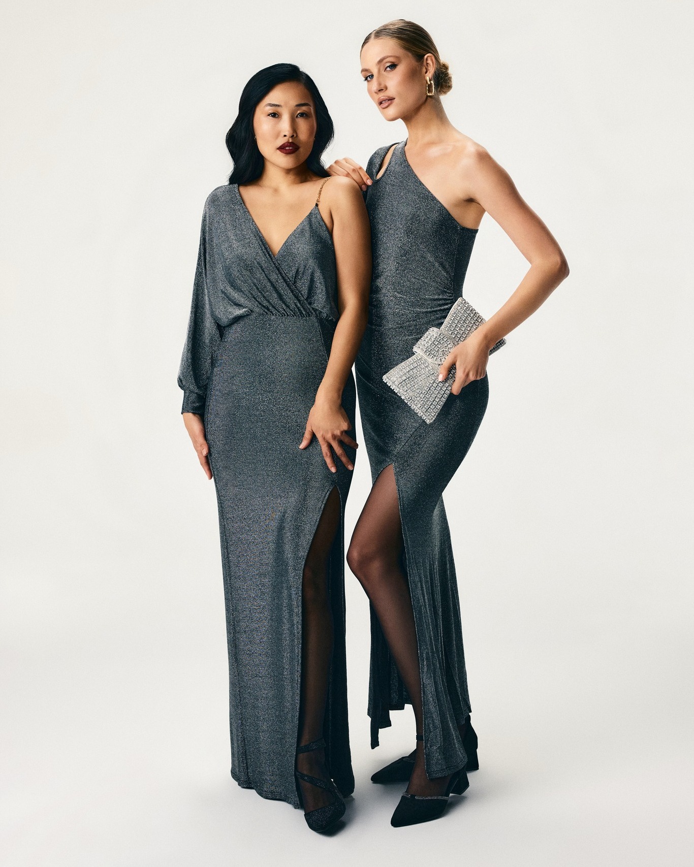 Gdy plan wieczoru to: błysk, pewność siebie i zero kompromisów. ✨
Metaliczne maxi + świąteczna aura = duet idealny.
Świeć tam, gdzie wejdziesz.
🔍 sukienka z kopertowym dekoltem 284016
🔍 sukienka na 1 ramię 354407