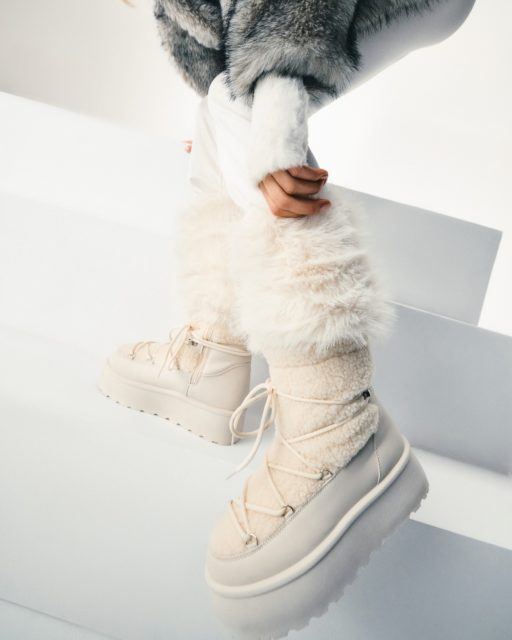 Zimowy total look, który robi robotę od pierwszego kroku.
Miękkie futro, jasne śniegowce i monochromatyczna paleta — gotowe, żeby wejść w mroźne dni z klasą i komfortem.
Jeśli tej zimy stawiasz na ciepło i styl, te modele z born2be są pewniakami.
🔍 353347