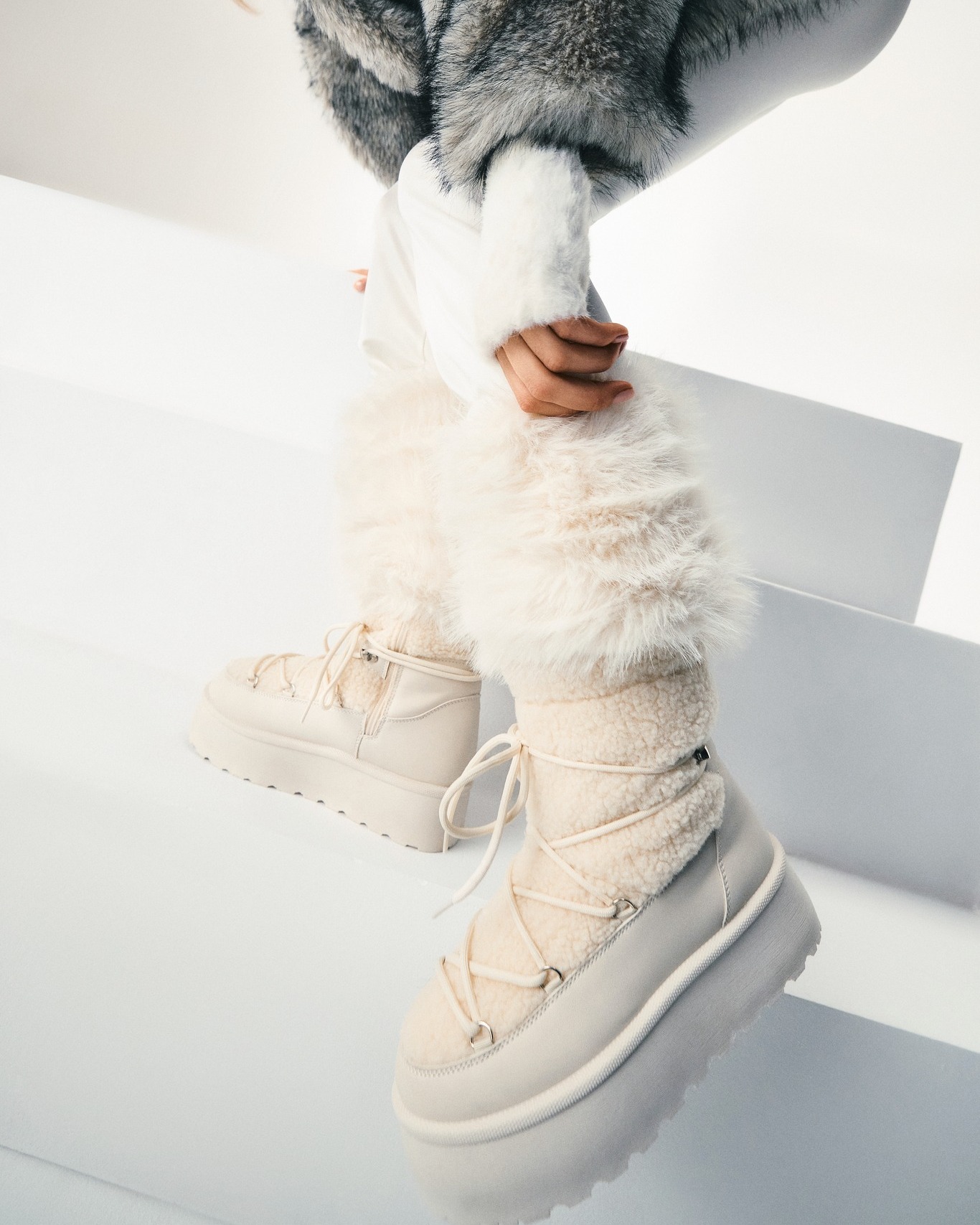 Zimowy total look, który robi robotę od pierwszego kroku.
Miękkie futro, jasne śniegowce i monochromatyczna paleta — gotowe, żeby wejść w mroźne dni z klasą i komfortem.
Jeśli tej zimy stawiasz na ciepło i styl, te modele z born2be są pewniakami.
🔍 353347