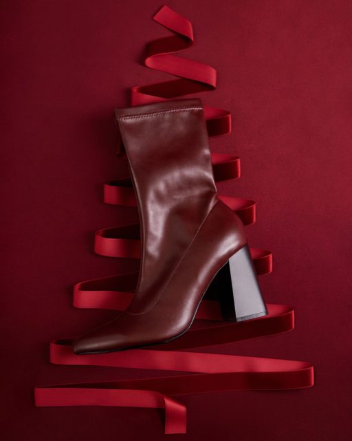Świąteczne must-have, które rozpakujesz… i już nie zdejmiesz.
Klasyczne botki w odcieniu głębokiego wina — eleganckie, stabilne i stworzone do grudniowych planów bez ograniczeń.
Idealne pod choinkę. Idealne zamiast choinki. 🎁✨