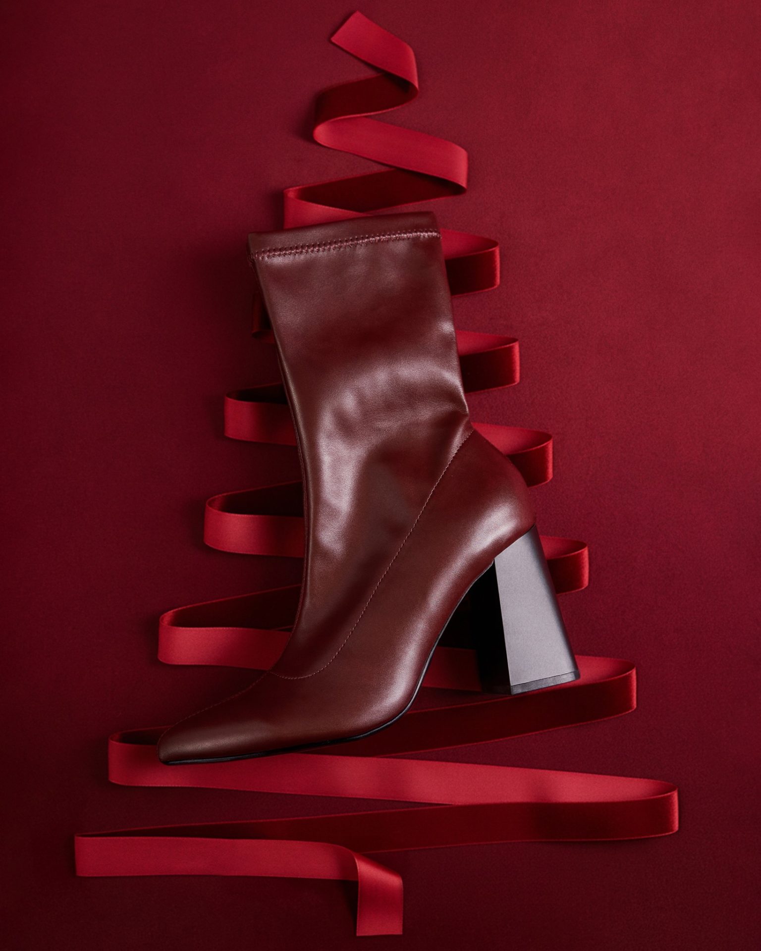 Świąteczne must-have, które rozpakujesz… i już nie zdejmiesz.
Klasyczne botki w odcieniu głębokiego wina — eleganckie, stabilne i stworzone do grudniowych planów bez ograniczeń.
Idealne pod choinkę. Idealne zamiast choinki. 🎁✨