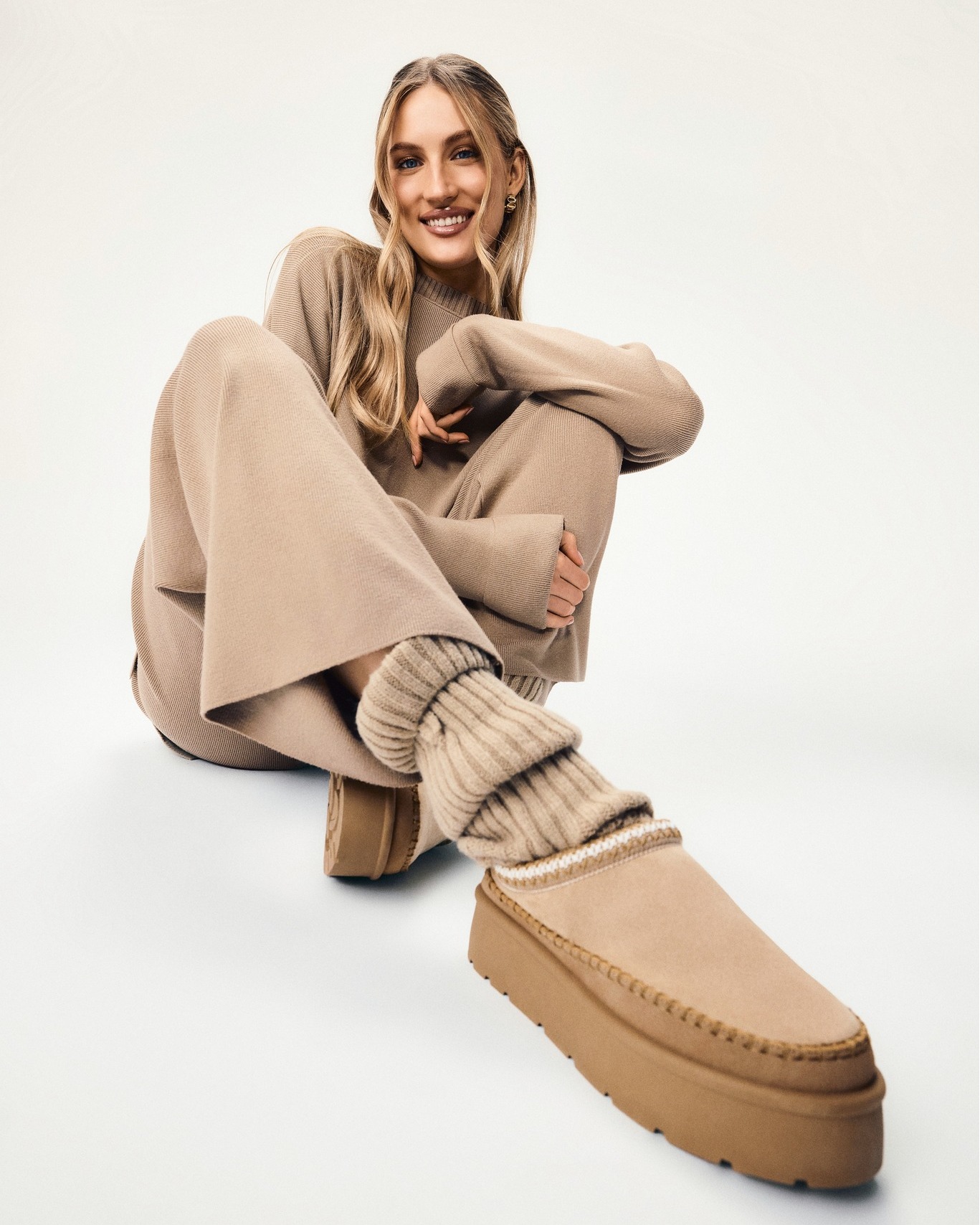 Minimalistyczne ciepło, które zawsze pasuje.
Beżowy total look, miękkie dzianiny i kapcie, które otulają każdy krok.
Wygoda, która wygląda stylowo nawet w domowym wydaniu.
Twój cozy moment — w wersji born2be.
🔍 komplet 351053
🔍 śniegowce/kapcie 400995