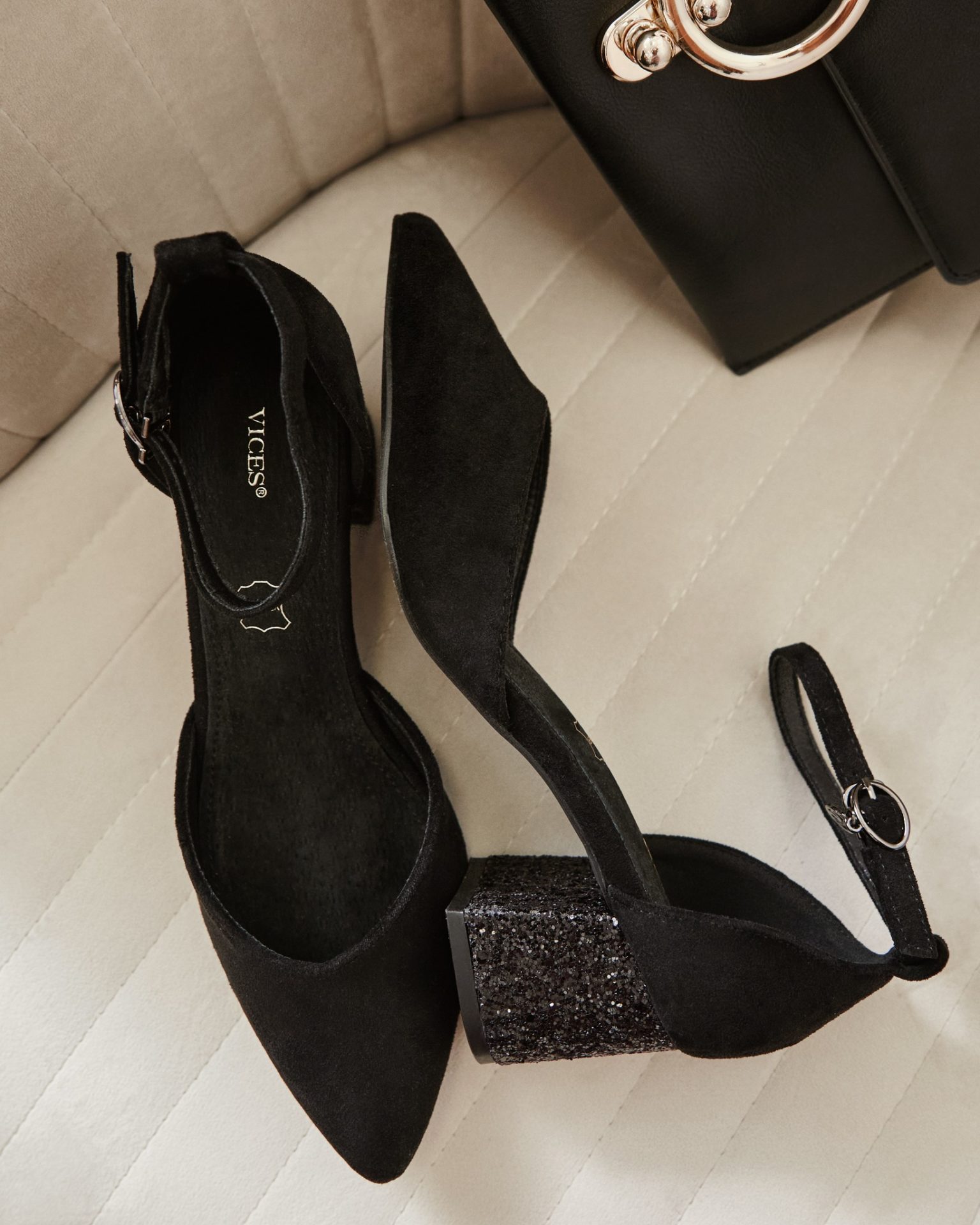 Klasyczna czerń i smukła forma zyskują imprezowy charakter dzięki subtelnie połyskującemu obcasowi. Stabilna konstrukcja i komfortowa wysokość sprawiają, że możesz swobodnie tańczyć i bawić się do późna — bez kompromisu między stylem a wygodą. Idealny wybór na karnawałowe wieczory, gdy liczy się zarówno efekt, jak i komfort noszenia.
🔍356237