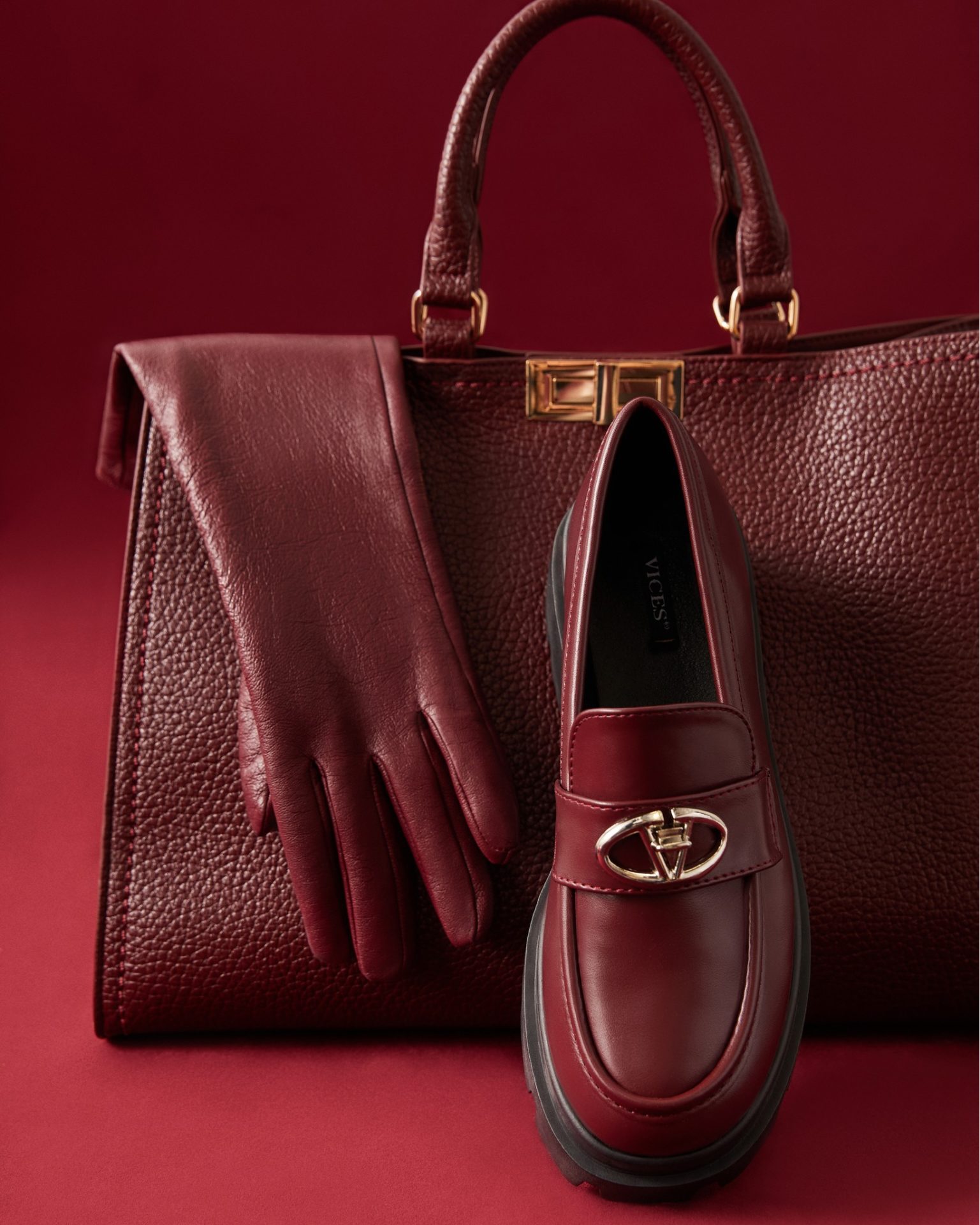 Perfekcyjne dopasowanie to klucz do stylowego wyglądu. Nasze akcesoria w odcieniu szlachetnego wina dodadzą charakteru nawet najprostszej stylizacji. Poczuj się pewnie i kobieco z born2be.
🔍loafersy 352543