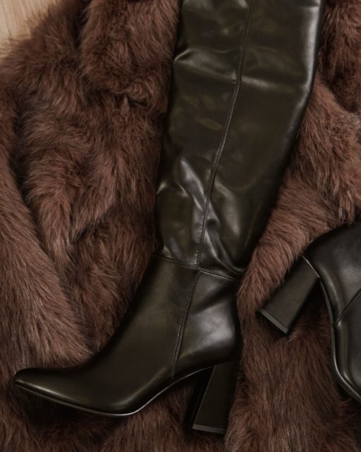 Ocieplacze na nogi zakładane do niskich śniegowców to zimowy game changer — dodają stylizacji charakteru, budują warstwy i robią dokładnie ten „fashion twist”, który przyciąga spojrzenia. Jest ciepło, jest wygodnie i jest ultra stylowo.🔍 śniegowce 400517
🔍 ocieplacze 362759