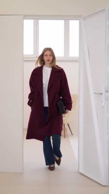 Raz za zimno, raz za ciepło… 🌤️
Poranki wciąż chłodne, a po południu nagle robi się wiosennie ciepło.Dlatego w takich dniach najlepiej sprawdzają się warstwy – lekki płaszcz, który możesz zdjąć w ciągu dnia, wygodny sweter i stylowa baza pod spodem.
Moda powinna nadążać za Twoim dniem – od chłodnego poranka po ciepłe popołudnie.Jak Ty radzisz sobie z taką pogodą? 👀